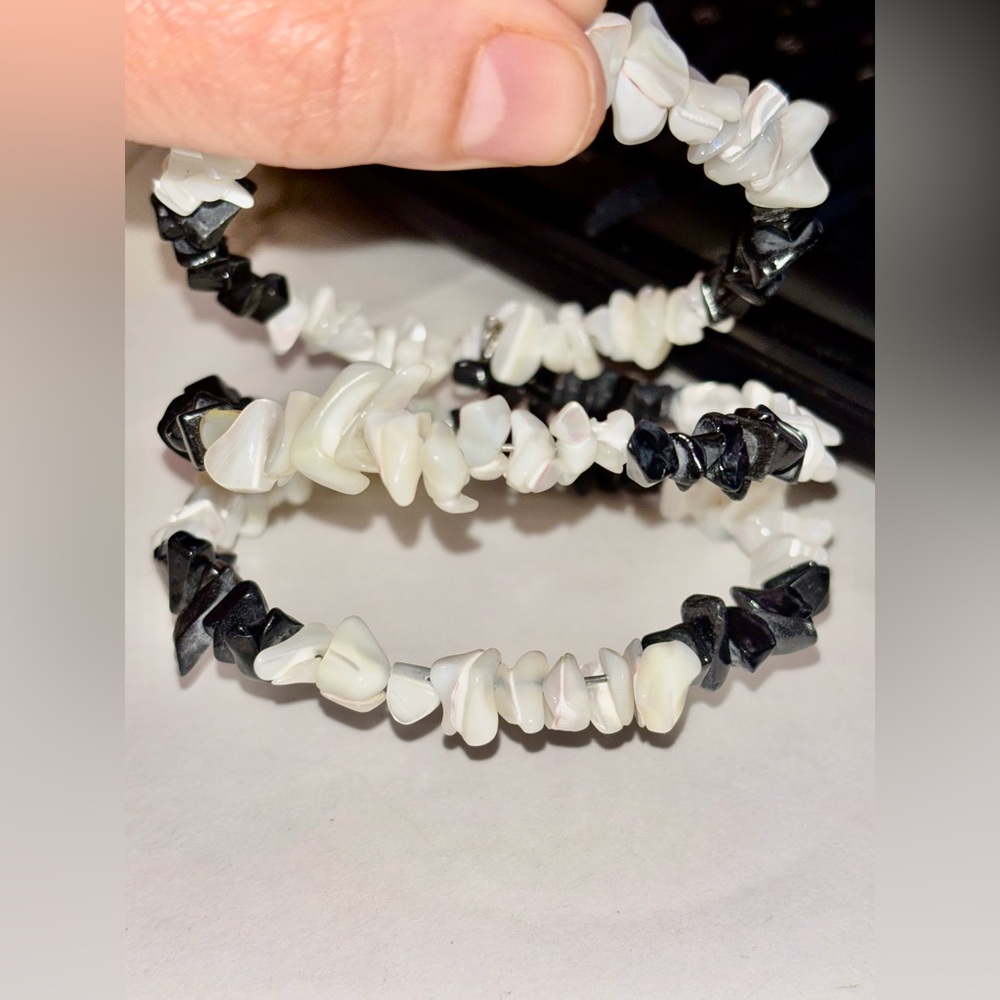 Vintage Black & White Shell Chip Stretch Bracelet-beautiful glow under light